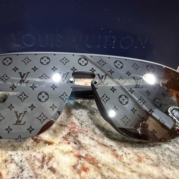 Men Louis Vuitton Black and Gray Monogram Shades one day shipping - Picture 1 of 6